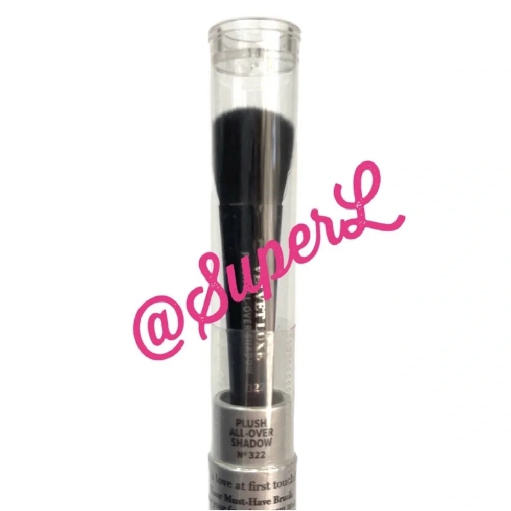 2/$25 NEW IT Cosmetics Velvet Luxe Plush All-Over Shadow Brush 322
